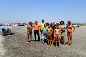 El concejal socialista durante una visita a esta playa de El Alquián.