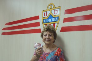 Emelina Soriano posa feliz con el abono UDA para la próxima temporada.