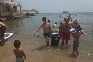 Los vecinos limpian ellos mismos su playa.