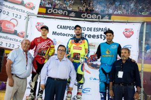 Rubí con los pilotos del Freestyle.