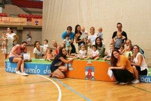 Foto final con todos los participantes en la carrera de gateos del año pasado.