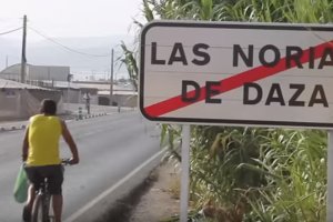 Imagen extraída del documental "Hijos del mar de plásticos".