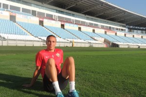 El jugador del Almería B, en la hierba del Estadio Mediterráneo.