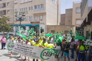 Trabajadores de Urbaser, ante el Ayuntamiento de Roquetas, tras la manifestación de ayer.