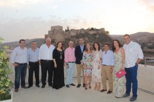 El subdelegado de Defensa, diputado nacional, senadores, parlamentarias autonómicas y concejales ante la Alcazaba de Almería.