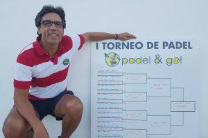 José Manuel Rodríguez con el cuadro del torneo.