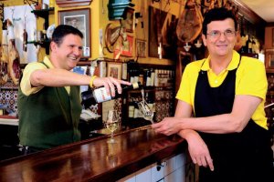 La familia Leal, historia viva del centro de Almería y dueños del "Quinto Toro".