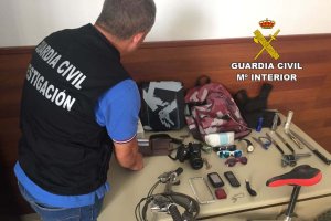 Objetos  intervenidos al detenido por 8 robos en viviendas de la costa.