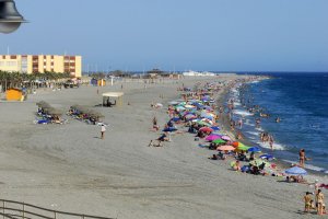 La playa de El Carboncillo, de Adra, fue la última en la que, en 2015, se permitió un chiringuito.
