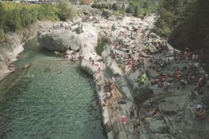 El Valle de Verzasca abarrotado de turistas. / Repubblica