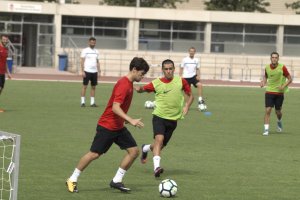 José Ángel Pozo y Gaspar disputando un balón.