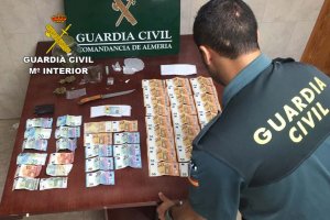 Efectos y dinero encontrados por la Guardia Civil durante la investigación.
