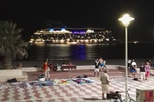 Fotografía del crucero en su paso por el paseo marítimo de la capital.