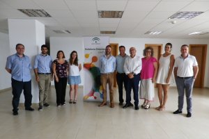 Los emprendedores con los técnicos y el delegado.