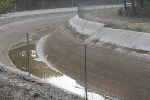 Imagen  de archivo del acueducto Tajo-Segura con el caudal bajo mínimos.