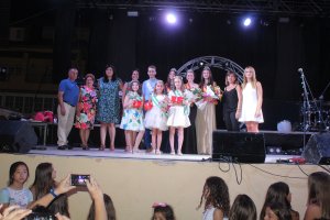 La alcaldesa de Cantoria, Purificación Sánchez, los concejales de su equipo de gobierno, la pregonera de las Fiestas, Carmen Sevilla; las Reinas de l