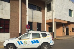Vehículo  y oficina de la Policía Portuaria en Almería