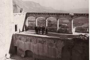 Sobre el mirador, no expoliado, Martínez, Prieto Moreno, Miguel Flores, alcalde de Vélez Blanco, Valera Ortiz, encargado de obras y dos vecinos.