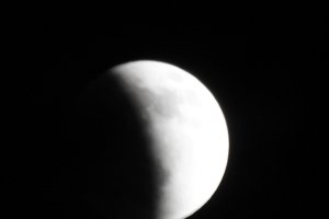 Eclipse parcial de luna.