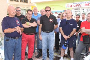 José Juan Rubí con los moteros en el acto.