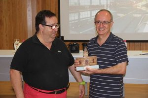 José Juan Rubí entregando los premios.