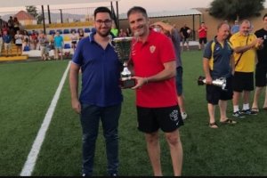 Héctor con el trofeo de Tabernas.