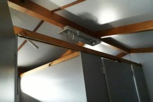 Iluminación rota en el interior de un aseo en la playa