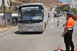 Autobús que cubre el servicio desde San José a las playas de Genoveses y Mónsul.
