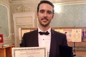 Juan de Dios Mateos muestra el segundo premio obtenido en Rumanía.