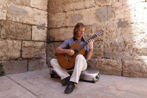 David Russell, guitarrista de renombre internacional y ganador de un Grammy, frente a la Catedral de Almería, durante su visita al Julián Arcas en 