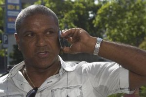 Mazinho, hablando por teléfono.