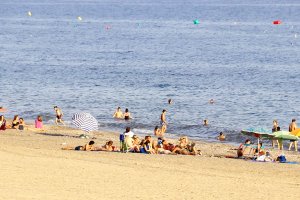 La playa de Retamar, situada en el barrio de este mismo nombre, es 100% accesible e ideal para visitarla en familia.