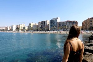 Cuenta con arena fina, en algunos puntos el agua apenas cubre, lo que la hace ideal para las familias con niños.