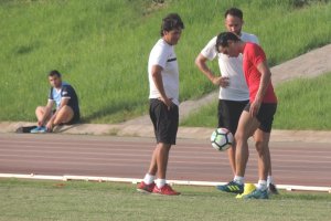 Tino Costa parece tener un guante en su bota izquierda.