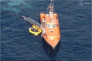 Un buque de rescate acude al socorro de los pasajeros de una embarcación.