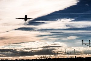 Avión aterrizando en el aeropuerto de Málaga.