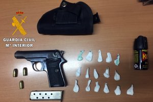El Arma,  el spray y las dosis de cocaína que llevaba el detenido.