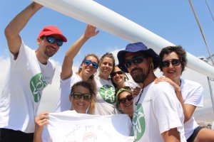Tripulantes y el capitán del velero Diosa Maat de Ecologistas en Acción durante la travesía