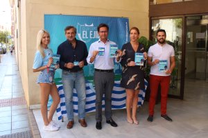 Presentación del stand del CD El Ejido en la puerta del Ayuntamiento.