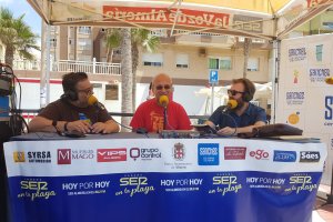 Carlos Díaz Dominguez (centro), es el autor de la obra El humo cegó tus ojos, un libro de entretenimiento y suspense que cuenta la historia de un m