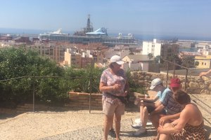 Turistas llegados en crucero visitando la Alcazaba