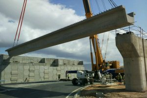 Las vigas,  de 86 toneladas de peso cada una, soportarán la estructura de este enlace de la variante.