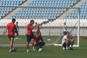 El Almería preparó ayer el amistoso de hoy en el Estadio.