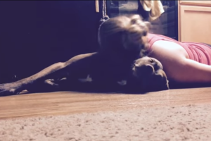 Su dueña simula tener un ataque haciendo rebotar su cabeza contra el suelo. Foto: YouTube