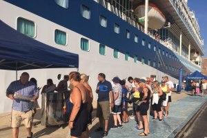 Crucero atracado en el  muelle del Puerto de Almería hace unos días.