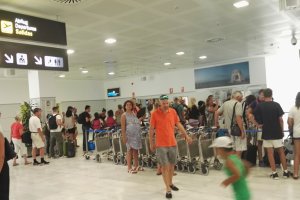 Pasajeros en el Aeropuerto de Almería.