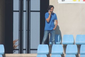 Ibán Andrés, en la grada del Mediterráneo... ¿gestionando un fichaje?