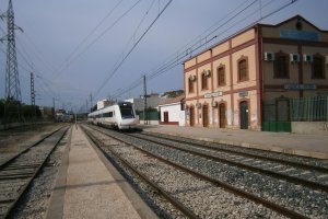 Estación y andén en  Huércal de Almería.
