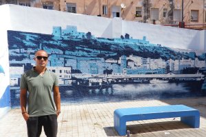 Joaquín muestra uno de sus rincones favoritos del barrio: la plaza Virgen del Carmen.