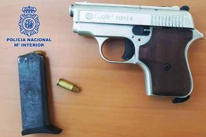 Pistola incautada por la Policía.